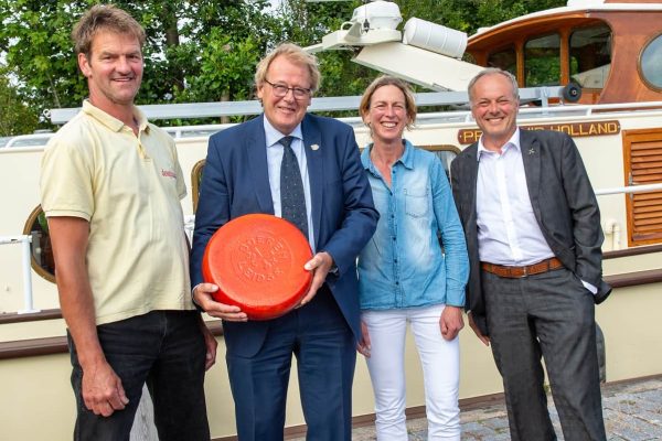 Uitreiking-eerste-BoerenLeidse-blaarkopgraskaas-2019-aan-CdK-Jaap-Smit-foto-Robert-Steenbergen-webversie Uitreiking-eerste-BoerenLeidse-blaarkopgraskaas-2019-aan-CdK-Jaap-Smit-foto-Robert-Steenbergen-webversie